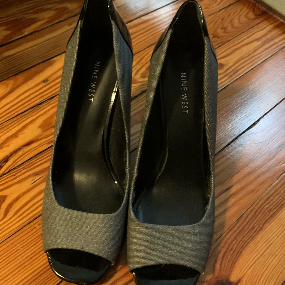 size 8 Nine West high heel shoe (2.5 inches)